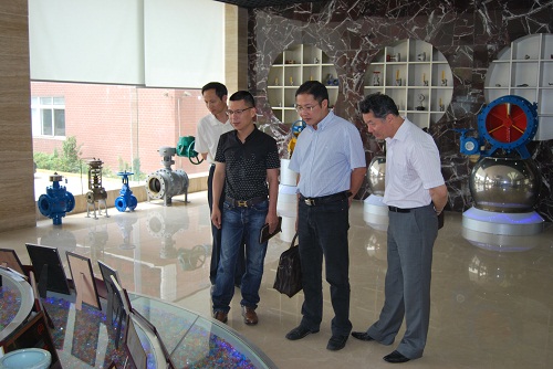 中共嘉定區(qū)委統(tǒng)戰(zhàn)部副部長、區(qū)統(tǒng)戰(zhàn)部機關(guān)黨總支書記甘永康同志在上海滬工閥門廠視察工作(圖 2)