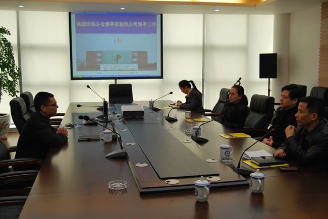 楊猛向嘉定區(qū)統(tǒng)戰(zhàn)部副部長(zhǎng)區(qū)工商聯(lián)黨組書記倪琴女士匯報(bào)工作